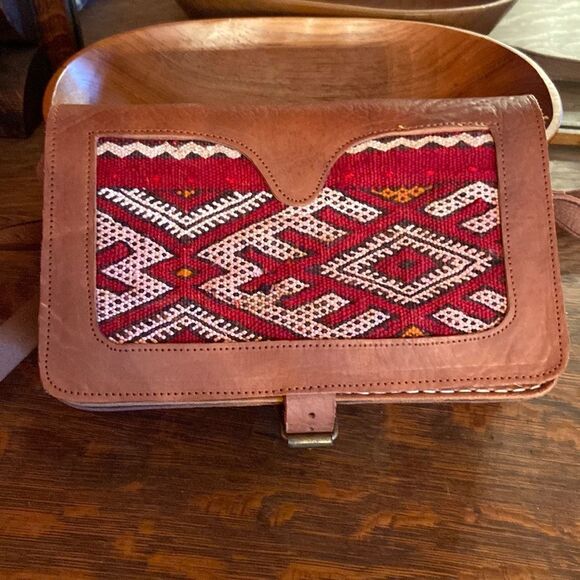 Leather brown bag w/ red and cream and black crochet on the front, shoulder bag - Picture 1 of 12